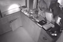 Xem băng trộm dọn sạch tiệm vàng trong một phút