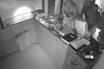 Xem băng trộm dọn sạch tiệm vàng trong một phút