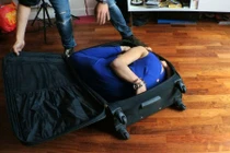 Cô gái "gấp gọn" người vào chiếc vali đầy kinh ngạc