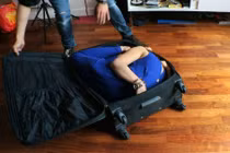 Cô gái "gấp gọn" người vào chiếc vali đầy kinh ngạc
