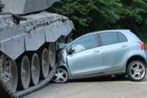 Sinh viên lái xe Toyota đâm thẳng vào xe tăng 62 tấn