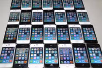 Xót xa màn đập vỡ 30 chiếc iPhone bằng búa