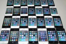 Xót xa màn đập vỡ 30 chiếc iPhone bằng búa