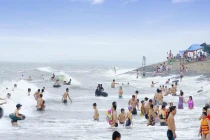 Những bãi biển ít “chặt chém” dịp 30/4