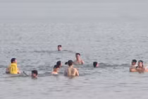 Bãi tắm tự tạo lý tưởng của người HN ngày nắng nóng