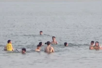 Bãi tắm tự tạo lý tưởng của người HN ngày nắng nóng