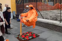 Lý giải màn ảo thuật ngồi lơ lửng trên không kinh điển