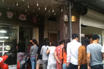 Xếp hàng dài mua bánh ngọt 10.000 đồng