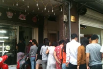 Xếp hàng dài mua bánh ngọt 10.000 đồng