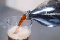 Điều gì xảy ra khi trộn CocaCola với dầu ăn và kẹo?