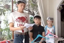 Cười sái hàm với diễn văn mừng sinh nhật mẹ của 3 bố con