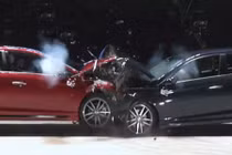 Cho xe đâm nhau để so độ cứng hàng nội, hàng ngoại