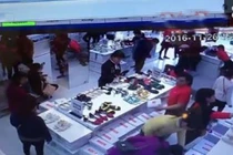 Giáp mặt "nữ quái" U50 trộm điện thoại trong chớp mắt