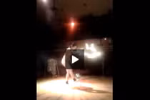 Phục sát đất cô gái vừa nhảy dây vừa tâng bóng