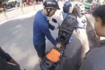 Lật tẩy thủ đoạn giả vờ hết xăng... xin tiền người đi đường