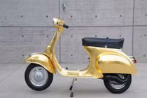 Mê mẩn Vespa Primavera 125 bọc vàng sáng choang