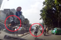 Tạt đầu ôtô, nữ sinh "đánh rơi" bạn rồi hồn nhiên phóng đi