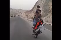 "Trẻ trâu" bốc đầu xe máy không có bánh trước, giỡn tử thần