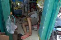 Gia đình hơn 30 năm ngủ co chân trong ngôi nhà 2m2