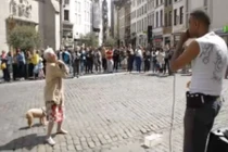 Cụ bà U80 "quẩy" tưng bừng không ngại tuổi tác