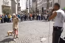 Cụ bà U80 "quẩy" tưng bừng không ngại tuổi tác