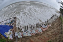 Hình ảnh sóng biển phá nát 3 km bờ biển Hội An