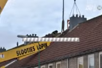 Dùng cần cẩu cầu hôn, làm sập mái nhà hàng xóm