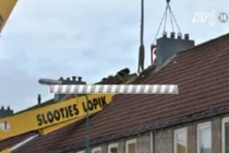 Dùng cần cẩu cầu hôn, làm sập mái nhà hàng xóm