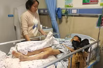 Video: Rơi từ tầng 5 xuống đất, bé trai sống sót thần kỳ