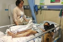 Video: Rơi từ tầng 5 xuống đất, bé trai sống sót thần kỳ