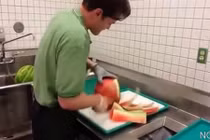 Tuyệt chiêu bổ dưa hấu thần tốc trong 30 giây