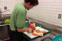 Tuyệt chiêu bổ dưa hấu thần tốc trong 30 giây