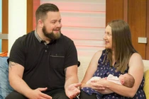 Sản phụ tự sinh con ở cổng bệnh viện trong 60 giây