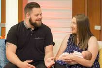 Sản phụ tự sinh con ở cổng bệnh viện trong 60 giây