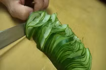 Xem đầu bếp Nhật cắt rau củ nhanh đến chóng mặt