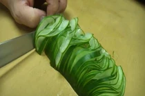 Xem đầu bếp Nhật cắt rau củ nhanh đến chóng mặt