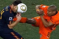 Rợn người với những pha KungFu trong bóng đá