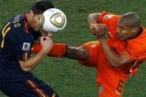 Rợn người với những pha KungFu trong bóng đá