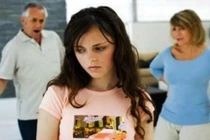 Lạ đời bố chồng soi mói con dâu từ chuyện... gặm xương