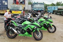 Đập hộp lô hàng mô tô khủng vừa cập cảng Sài Gòn