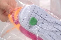 3 cách gỡ kẹo cao su khỏi đế giày cực dễ