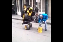 Xuất hiện "người ô tô" ngoài đời thực gây kinh ngạc 