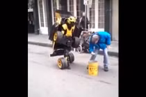 Xuất hiện "người ô tô" ngoài đời thực gây kinh ngạc 