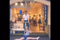 Gái xinh hồn nhiên xoạc chân “tự sướng” mọi lúc, mọi nơi