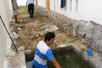 Cháu bé tử vong dưới hố ga trường mầm non