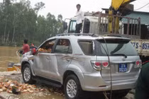 Xe Fortuner chở PGĐ Sở Nghệ An vượt được lũ?