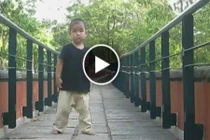 Xem bé trai 4 tuổi múa côn điêu luyện