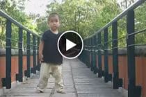 Xem bé trai 4 tuổi múa côn điêu luyện