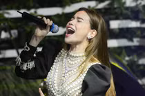 Hồ Ngọc Hà khoe giọng "khủng" với ca khúc lên tông nhiều nhất VN