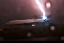 Clip máy bay bị sét đánh ngay tại sân bay